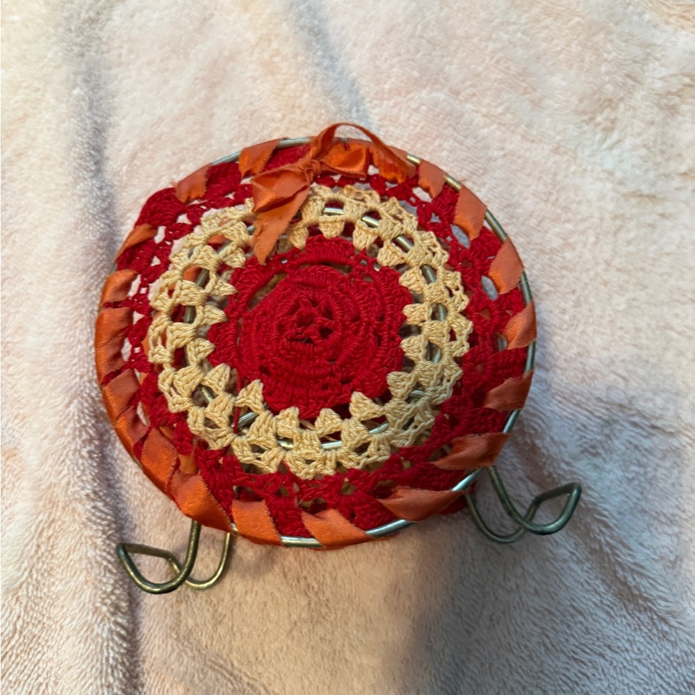 🧵 Vintage Crochet Ribbon Trivet / Hot Plate with Metal Stand